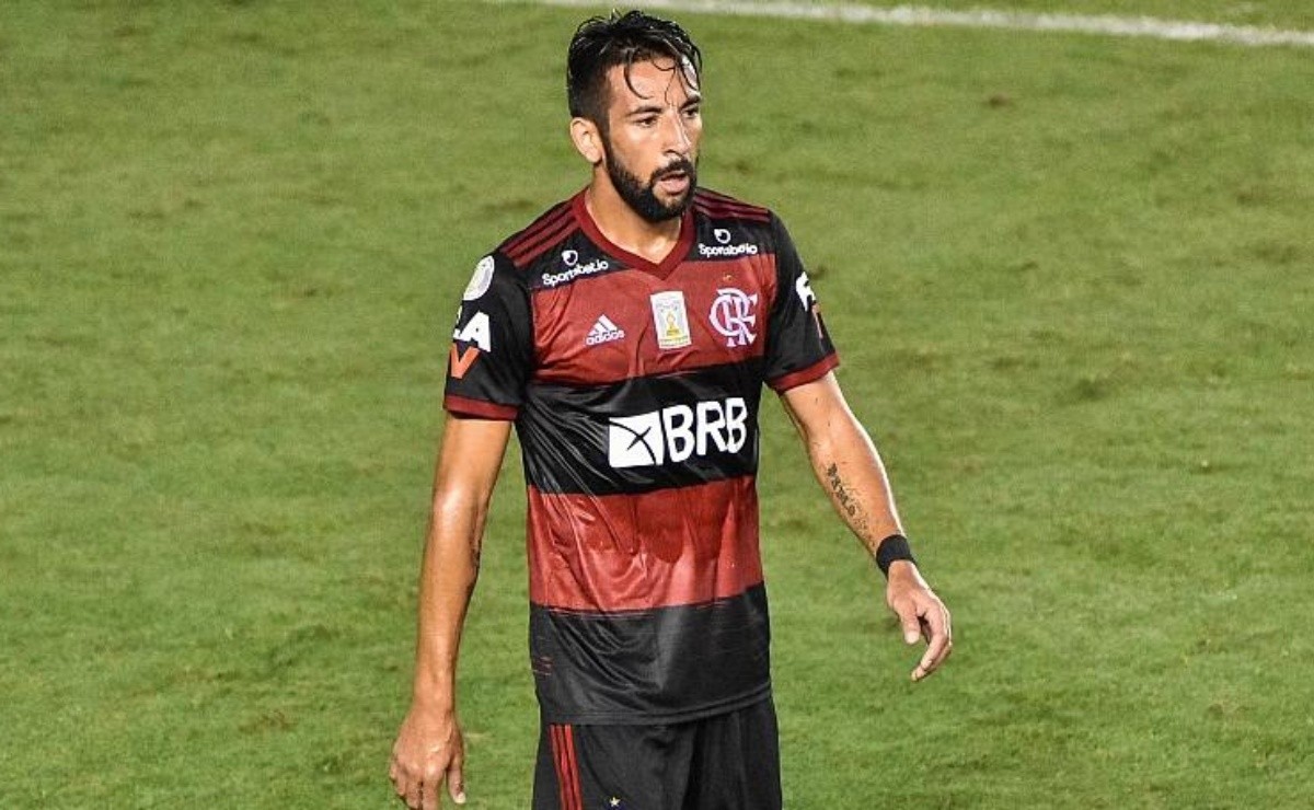 Medio brasileño destrozó a Mauricio Isla por sus «problemas defensivos»