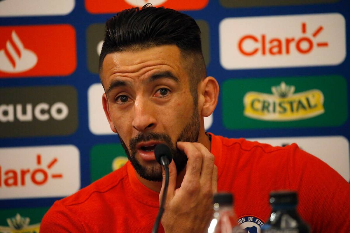 Detalles: Mauricio Isla fue descartado para duelo ante Uruguay