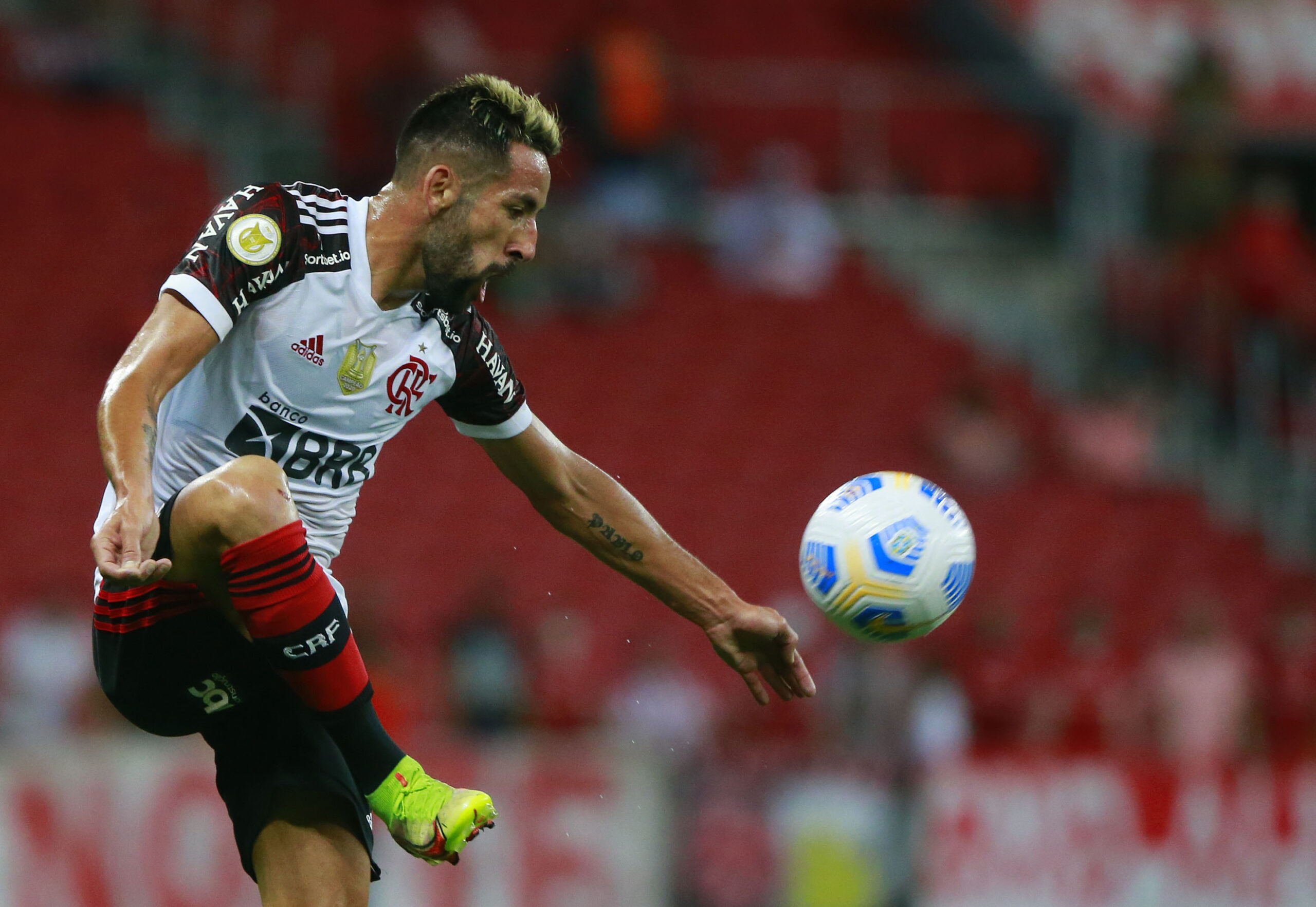 Flamengo dará libertad a Mauricio Isla para jugar en la UC