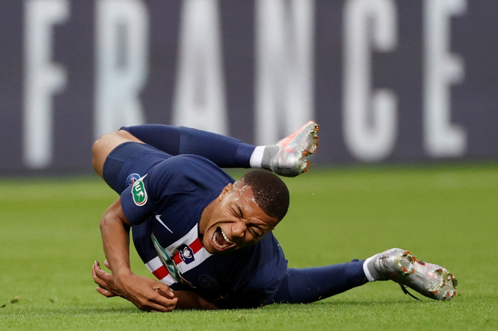 (Video): La grave lesión de Kylian Mbappé en la final de Copa de Francia