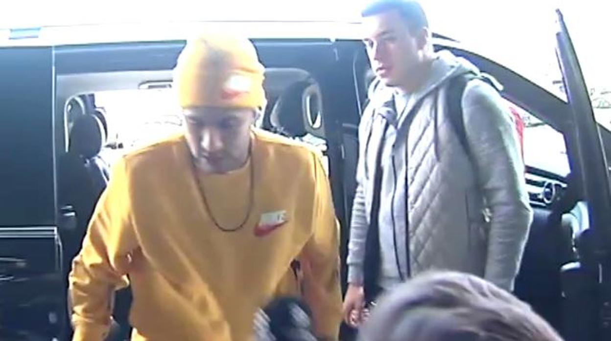 Neymar discute con un periodista en Barcelona “No me toques los cojones”