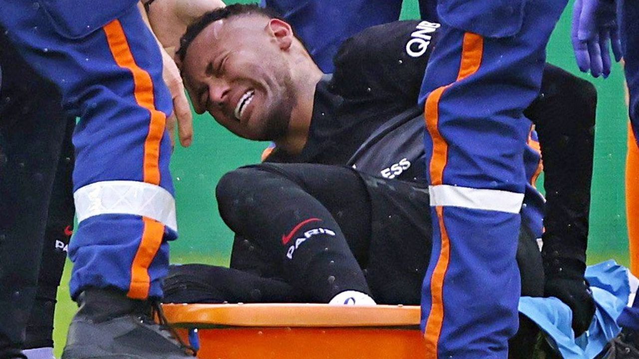 Se retiró entre lágrimas: Neymar sufre espeluznante lesión en el PSG