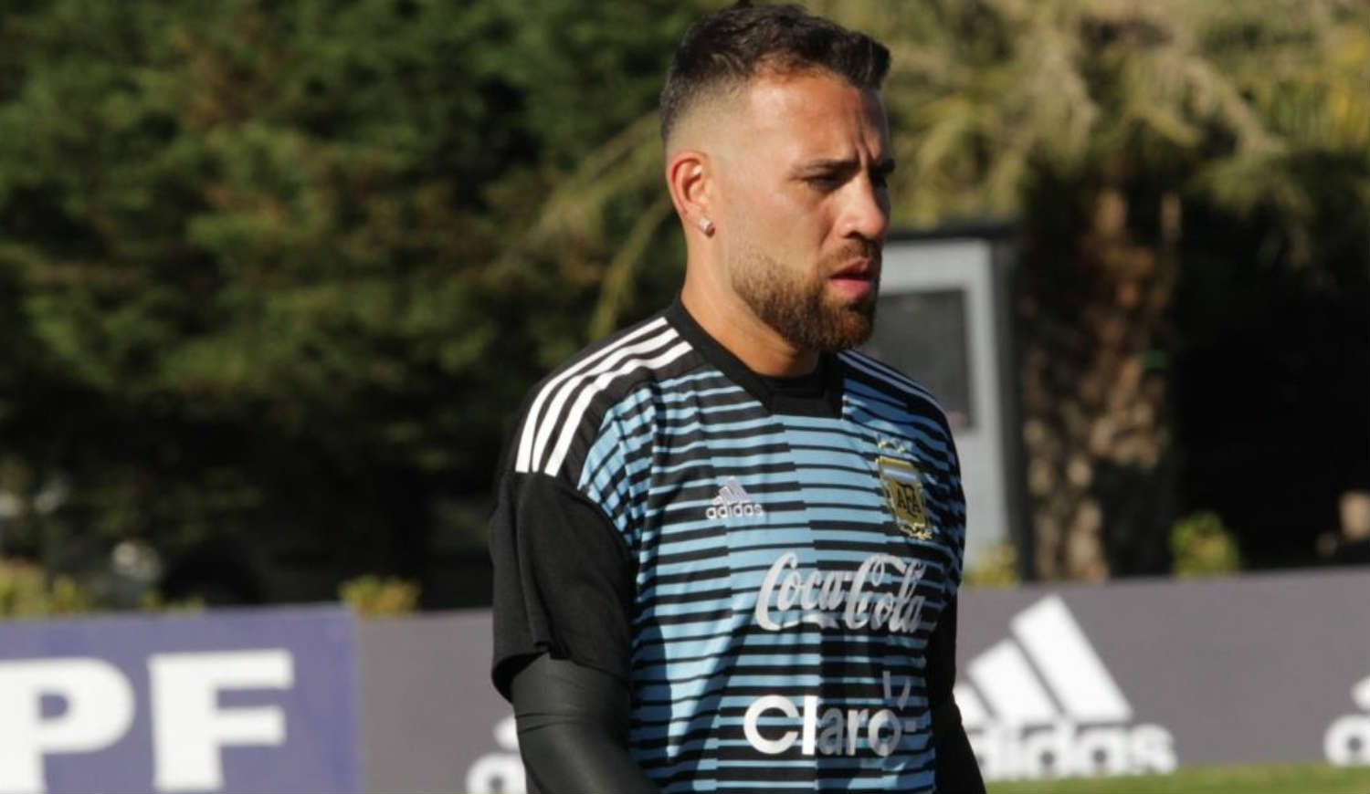 Hinchas argentinos lapidan a Otamendi tras empate con Colombia
