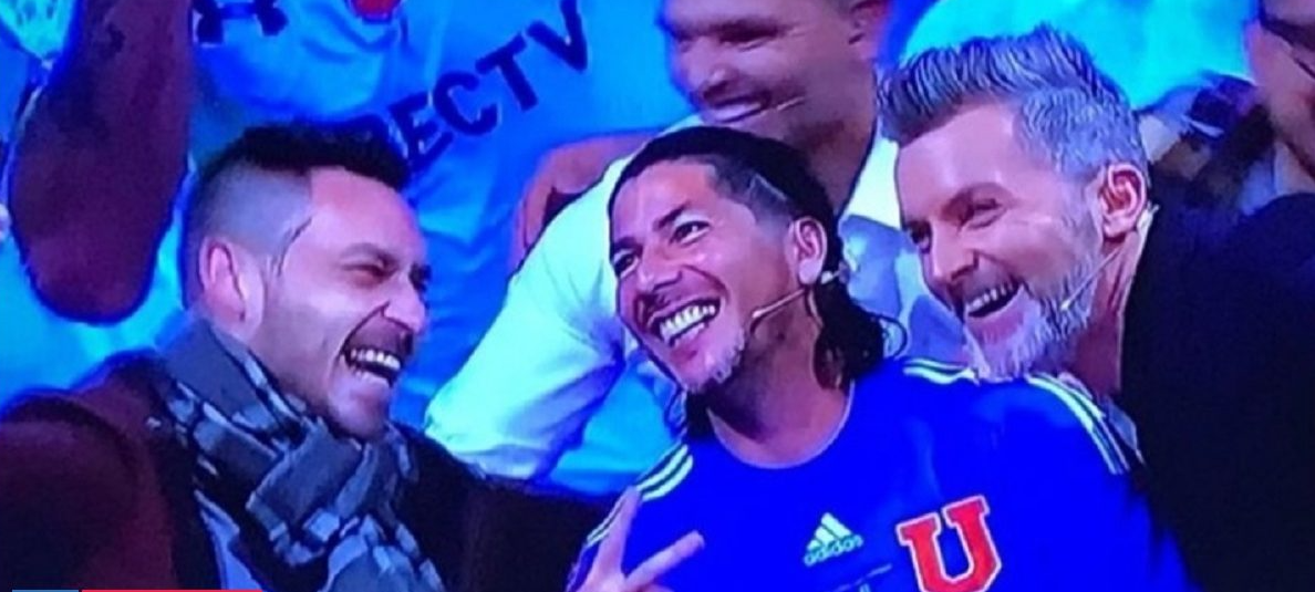 Colocolinos indignados: ‘Pajarito’ Valdés visitó la camiseta de la ‘U’