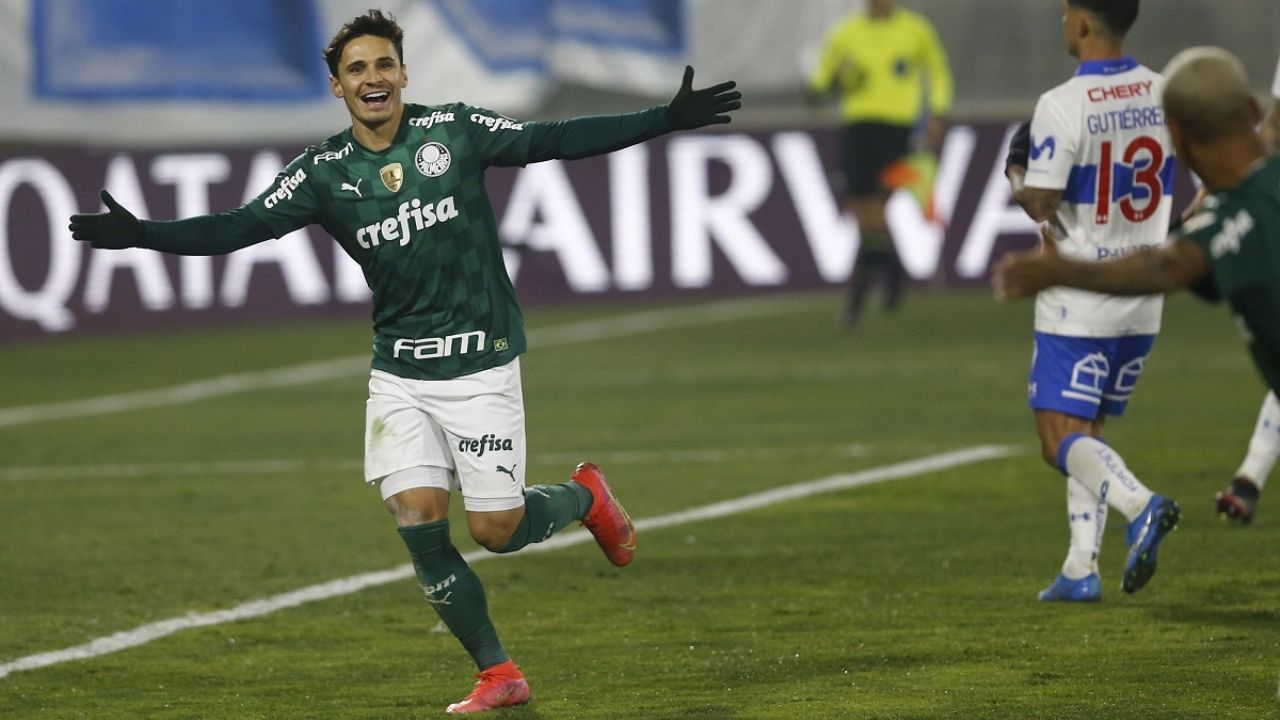 Católica perdió con Palmeiras en un polémico partido marcado por el VAR