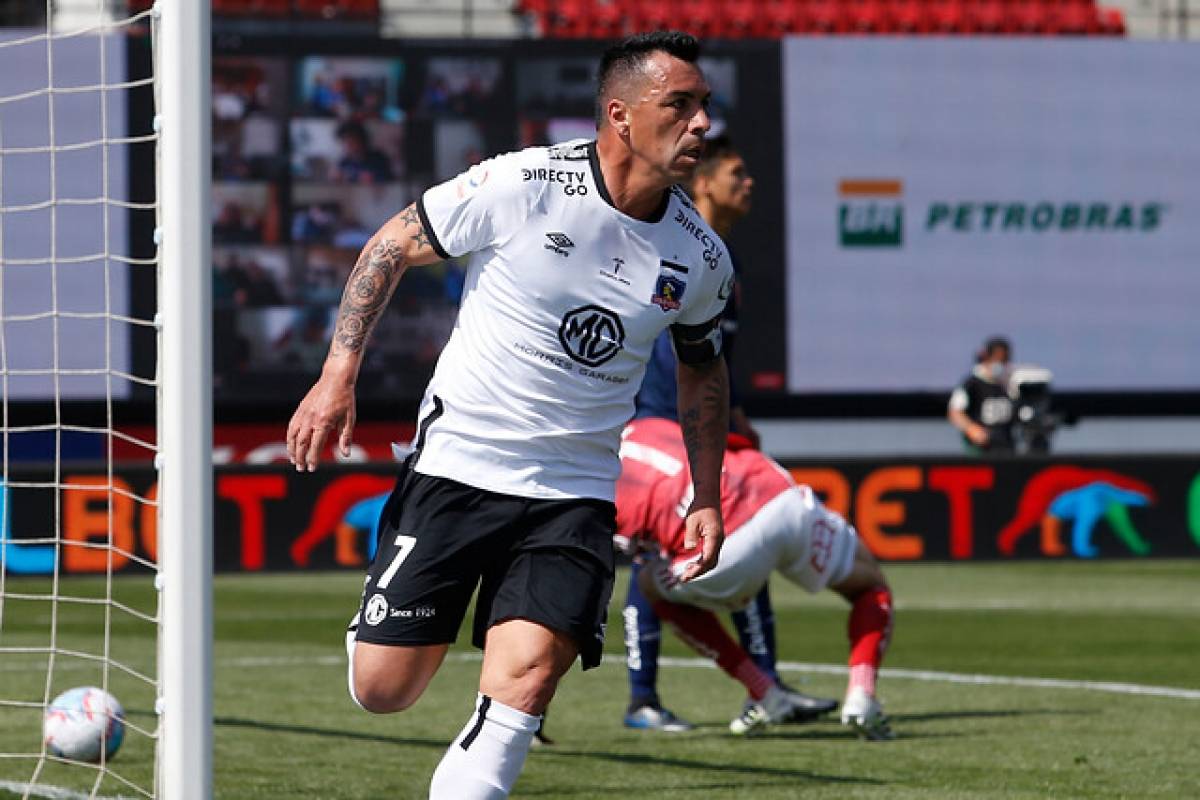 Esteban Paredes viajará a Uruguay para el duelo con Peñarol