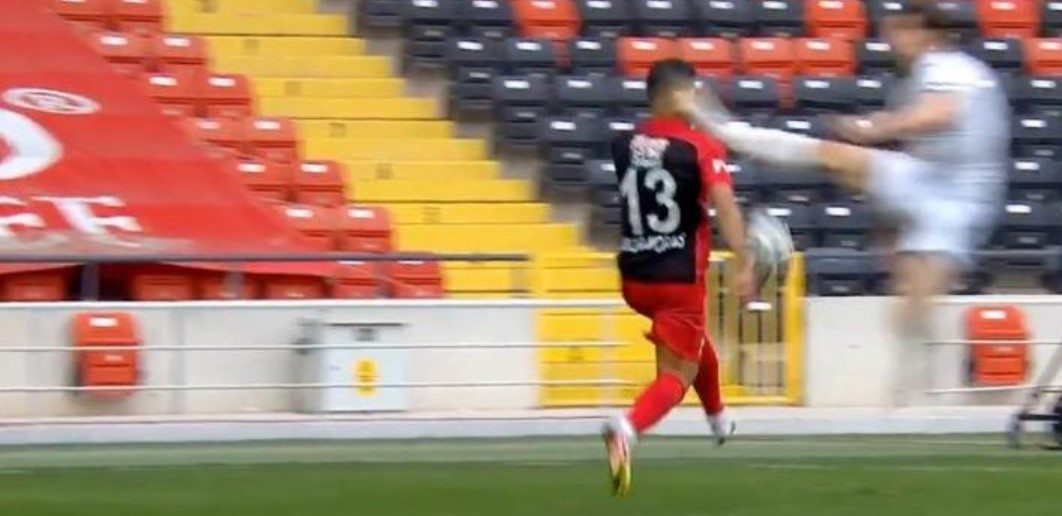 Video: Defensor casi le arranca la cabeza a rival en Turquía