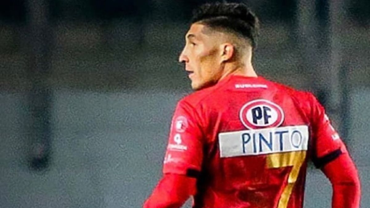 «Es una falta de respeto»: El enojo de Pinto tras usar camiseta improvisada