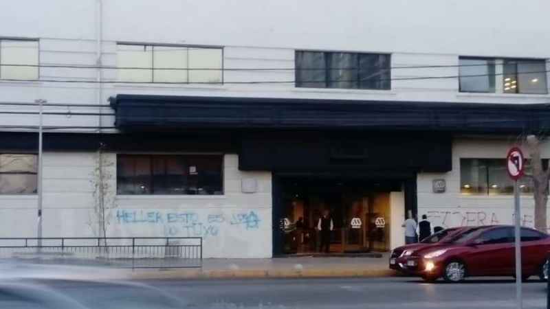 Con rayados en Mega hinchas piden la salida de Heller de la ‘U’