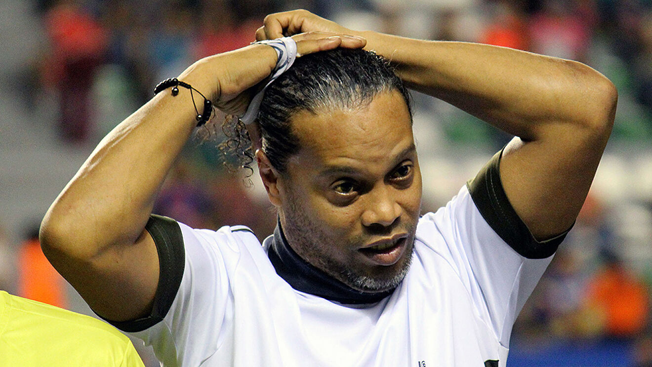 Ronaldinho causa preocupación: «Comienza a beber por la mañana»