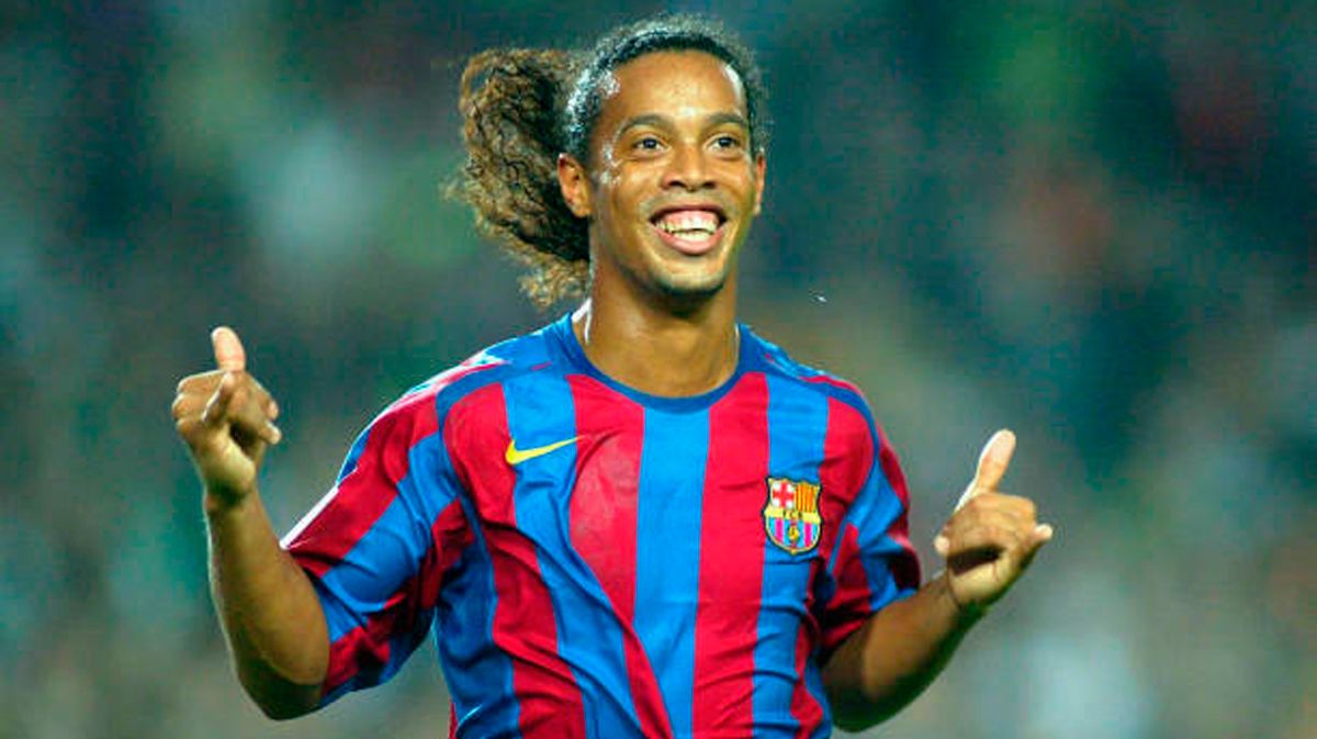 Ronaldinho sorprende con saludo desde la cárcel