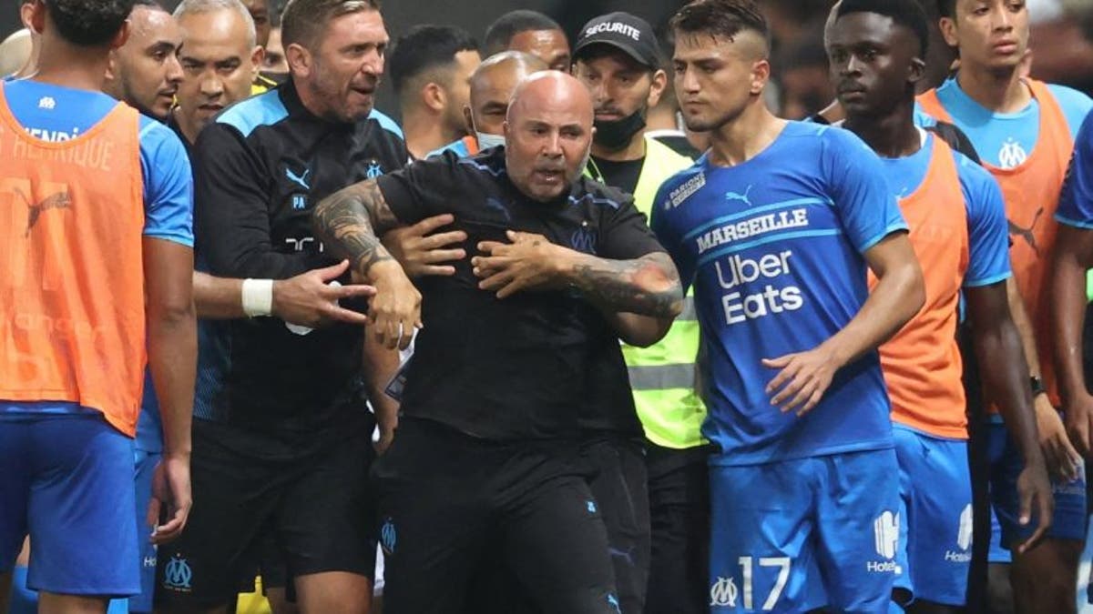 (Videos) Escándalo en Francia: Sampaoli a los golpes con los hinchas