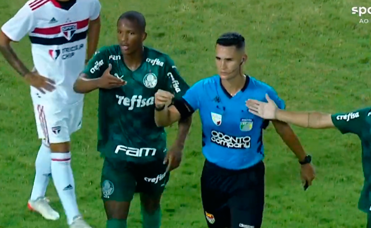 Con cuchillo en mano: Hinchas invadieron la cancha durante clásico entre Sao Paulo y Palmeiras