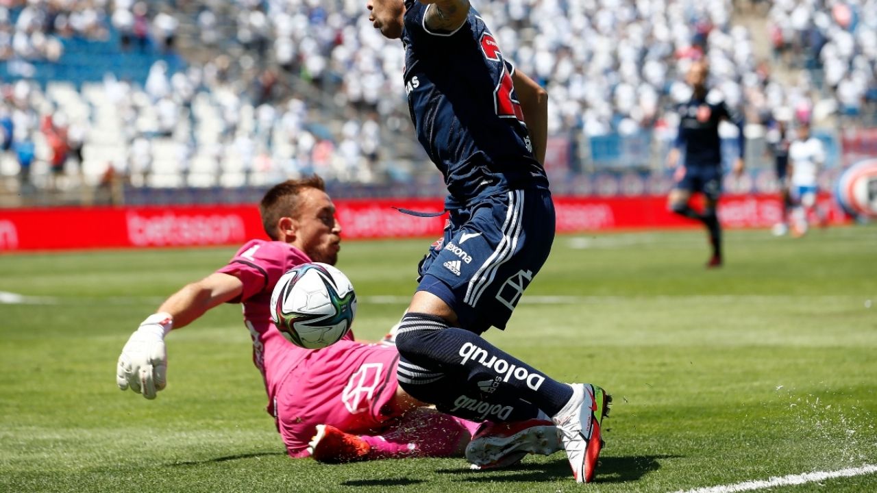 Portero de Católica asegura: «No fue penal ante Luján, yo toqué el balón»