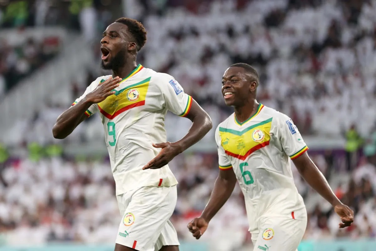 (Goles) Senegal derrota a Qatar en un polémico partido