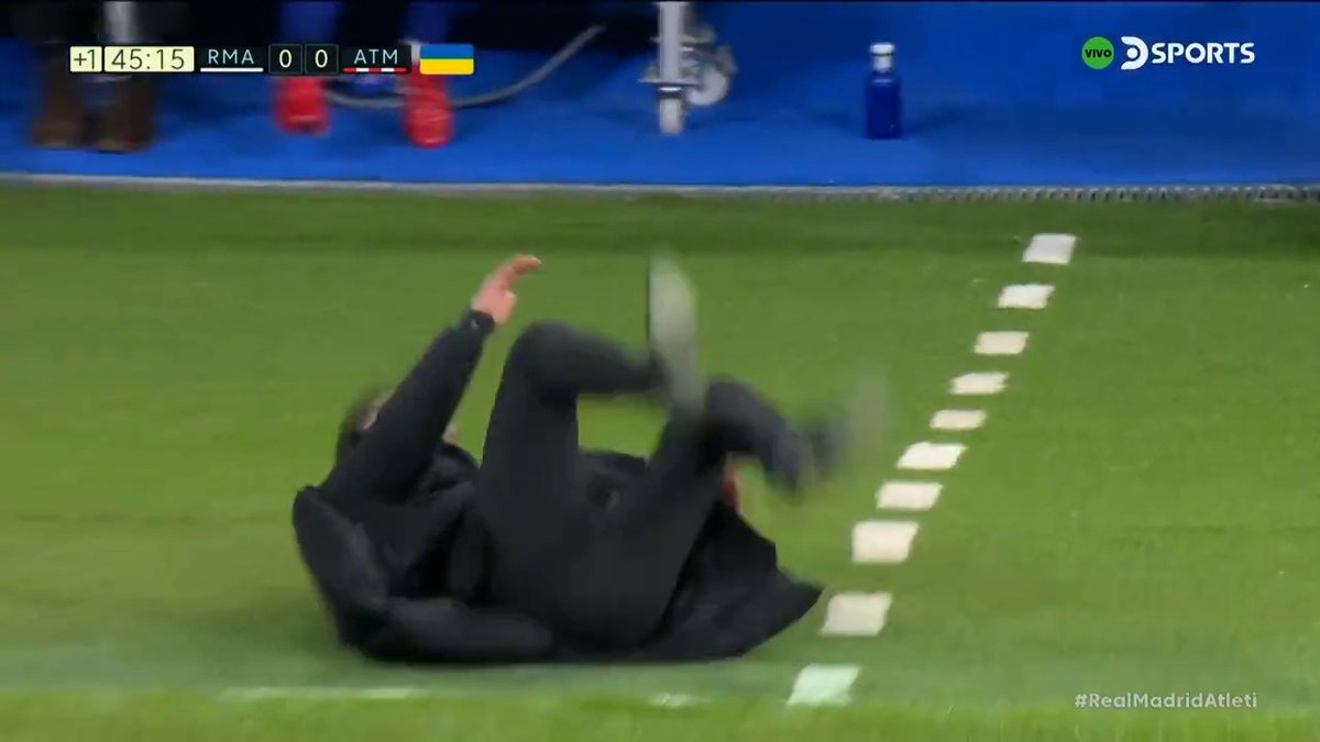 Se enojó con un jugador: Simeone se tiró al piso en pleno clásico de Madrid
