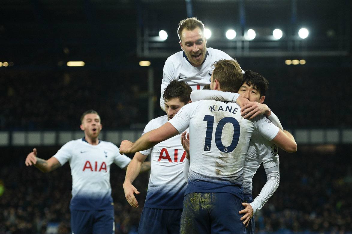 Kane mantiene al Tottenham por la lucha de la Premier League