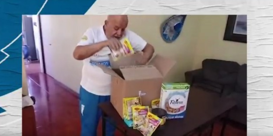 U. Católica entregó cajas de mercadería a socios mayores de 75 años