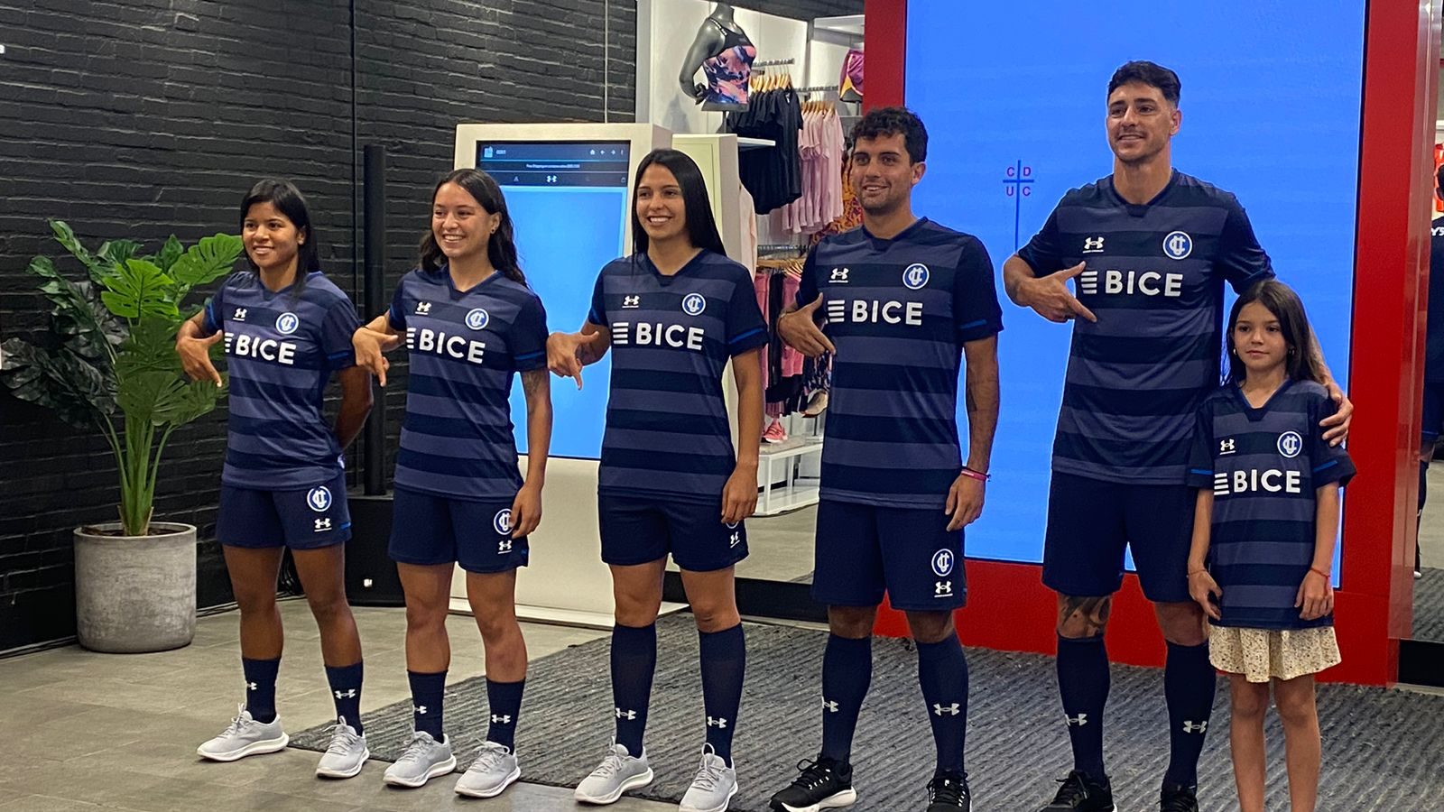 Universidad Católica presenta su tercera camiseta 2023