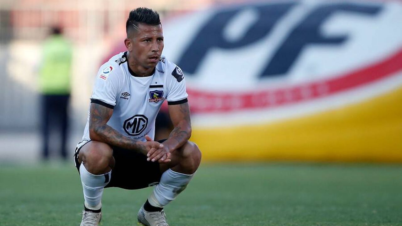 «No debe llevar la camiseta»: Hinchas albos exigen salida de Valencia