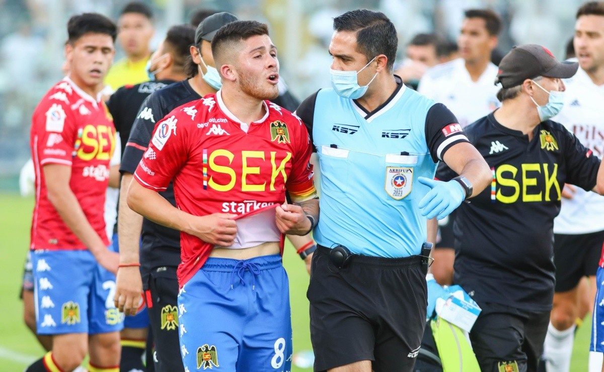 Víctor Méndez fue absuelto de su expulsión frente a Colo Colo