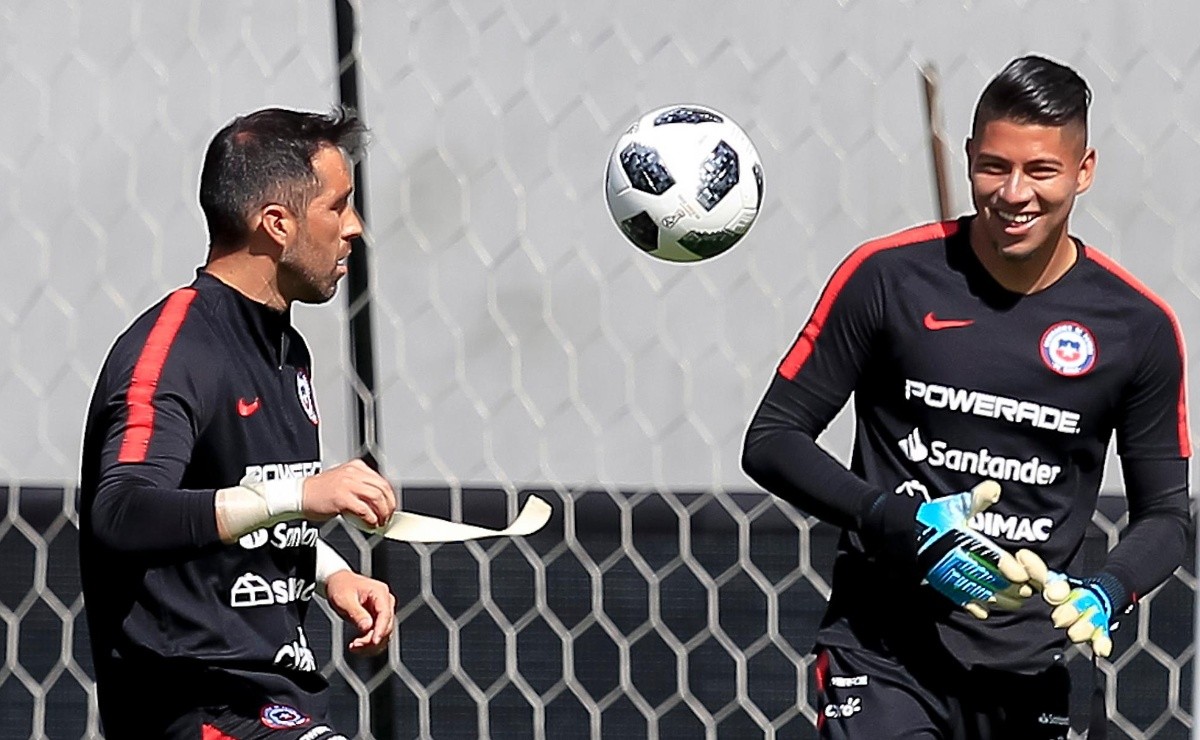 «Se siente igual a Claudio Bravo»: Histórico de Colo Colo arremete contra Brayan Cortés