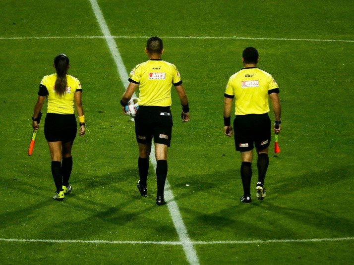 Consumo de drogas, acoso y abuso: Las denuncias que complican al arbitraje chileno