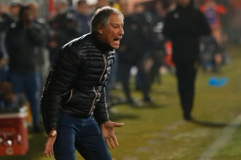Pese a dura derrota ante la ‘U’, Ariel Holan cuenta con respaldo directivo