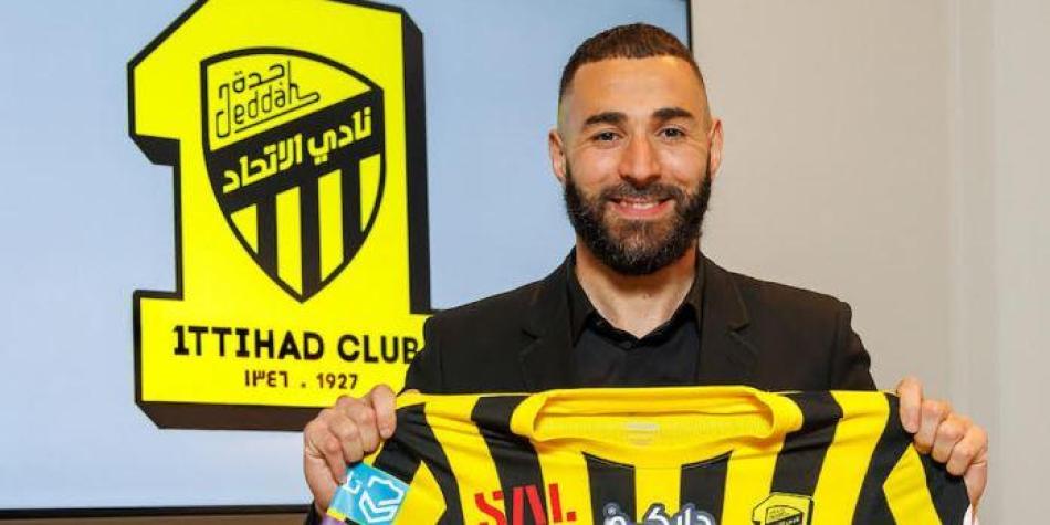 Junto a su balón de oro, Karim Benzema fue presentado en Al Ittihad