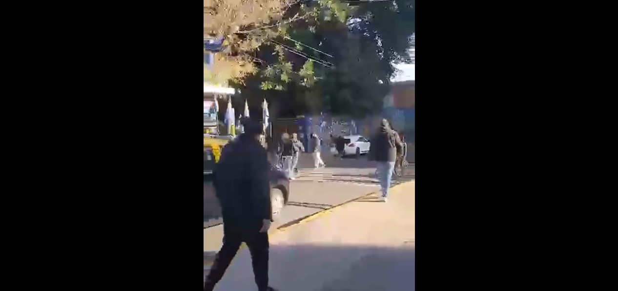 Video: Hinchas de Boca Juniors golpean a simpatizantes de Colo Colo en Argentina