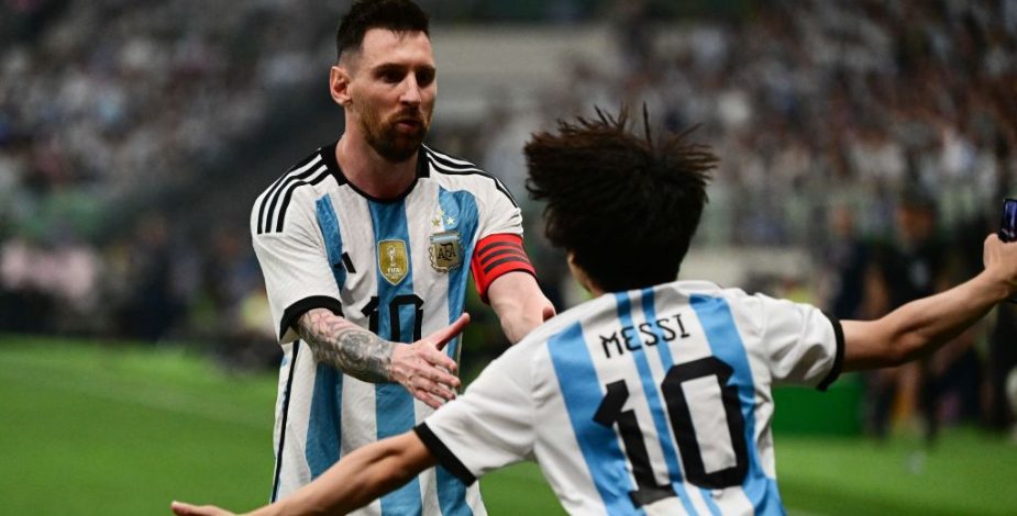 Hincha que saltó a la cancha para abrazar a Lionel Messi recibió duro castigo