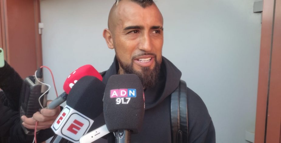 Arturo Vidal reconoce en su llegada a Chile: «Me encantaría volver a Colo Colo»