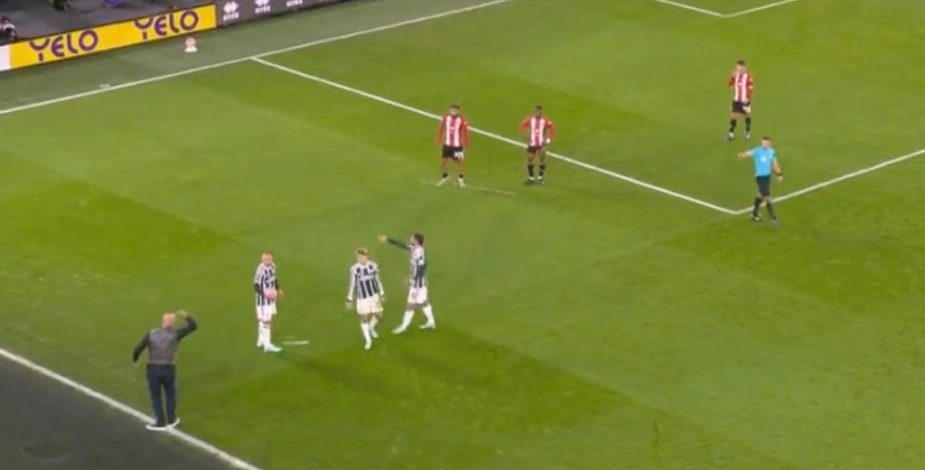 hinca encara a jugador de manchester