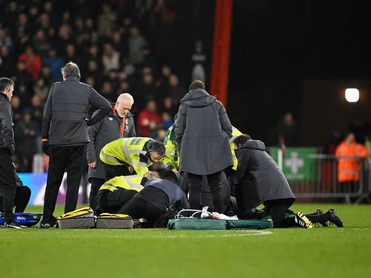 Tragedia: jugador sufrió paro cardiaco dentro de la cancha en pleno partido de Premier League