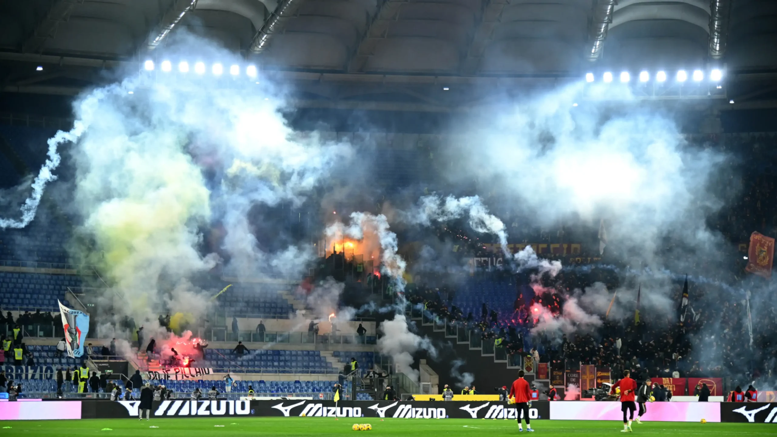 Caos en el clásico romano: hinchas de Lazio y AS Roma protagonizan «batalla de bengalas»