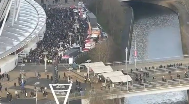 hinchas west ham abandonan estadio