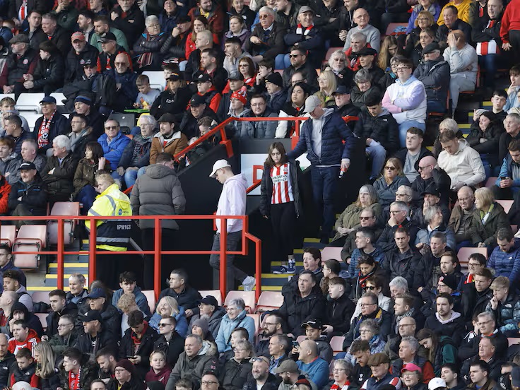 (Video) Hinchas del Sheffield United abandonaron el partido ante Arsenal a los 15 minutos