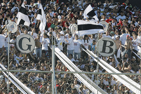Previo al Superclásico: Barristas de Colo Colo protagonizan incidente en «arengazo»
