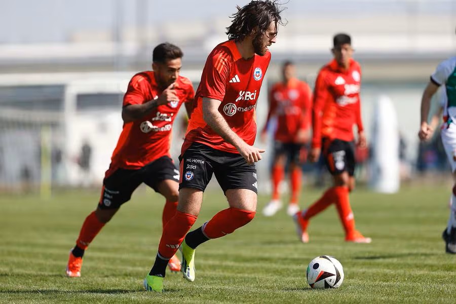 «Habla español cul…»: Plantel de La Roja bromea con Ben Brereton en el entrenamiento