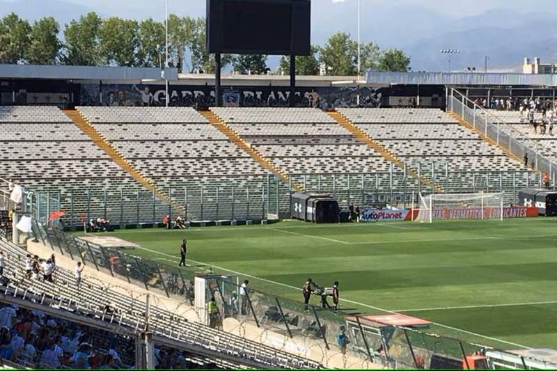 Para no creerlo: hinchas de Colo Colo destrozaron los nuevos baños del Estadio Monumental