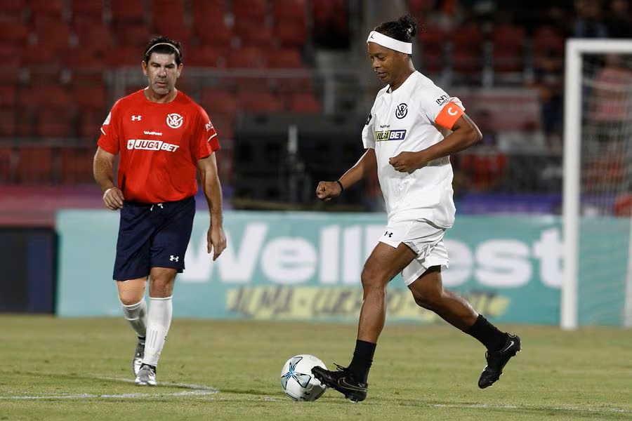 El insólito error en la camiseta de Ronaldinho que generó enojo en redes