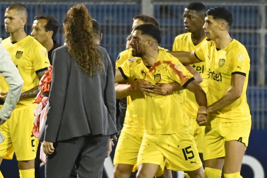 Videos: Graves incidentes en Rosario Central vs Peñarol, hinchas arrojaron vallas metálicas e hirieron a un jugador