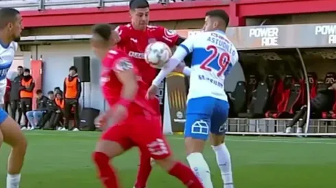 Polémica en partido de U. Católica y Ñublense: audios del VAR por penal complican al arbitraje chileno