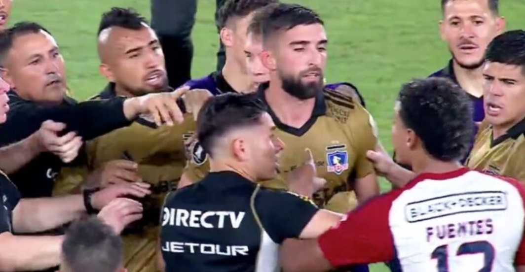 jugadores de junior increpan a vidal