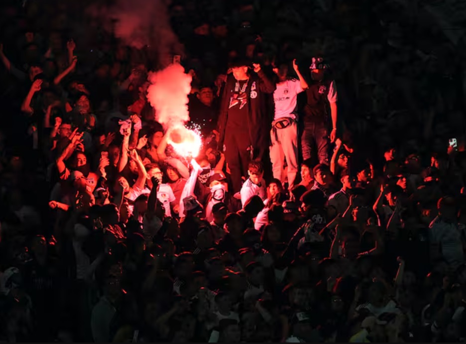 Apedreos al bus de River y pirotecnia: el duro informe que prepara Conmebol para Colo Colo