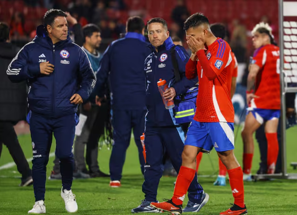 ¡Se encienden las alarmas en Colo Colo! Vicente Pizarro se lesionó en el partido con Bolivia