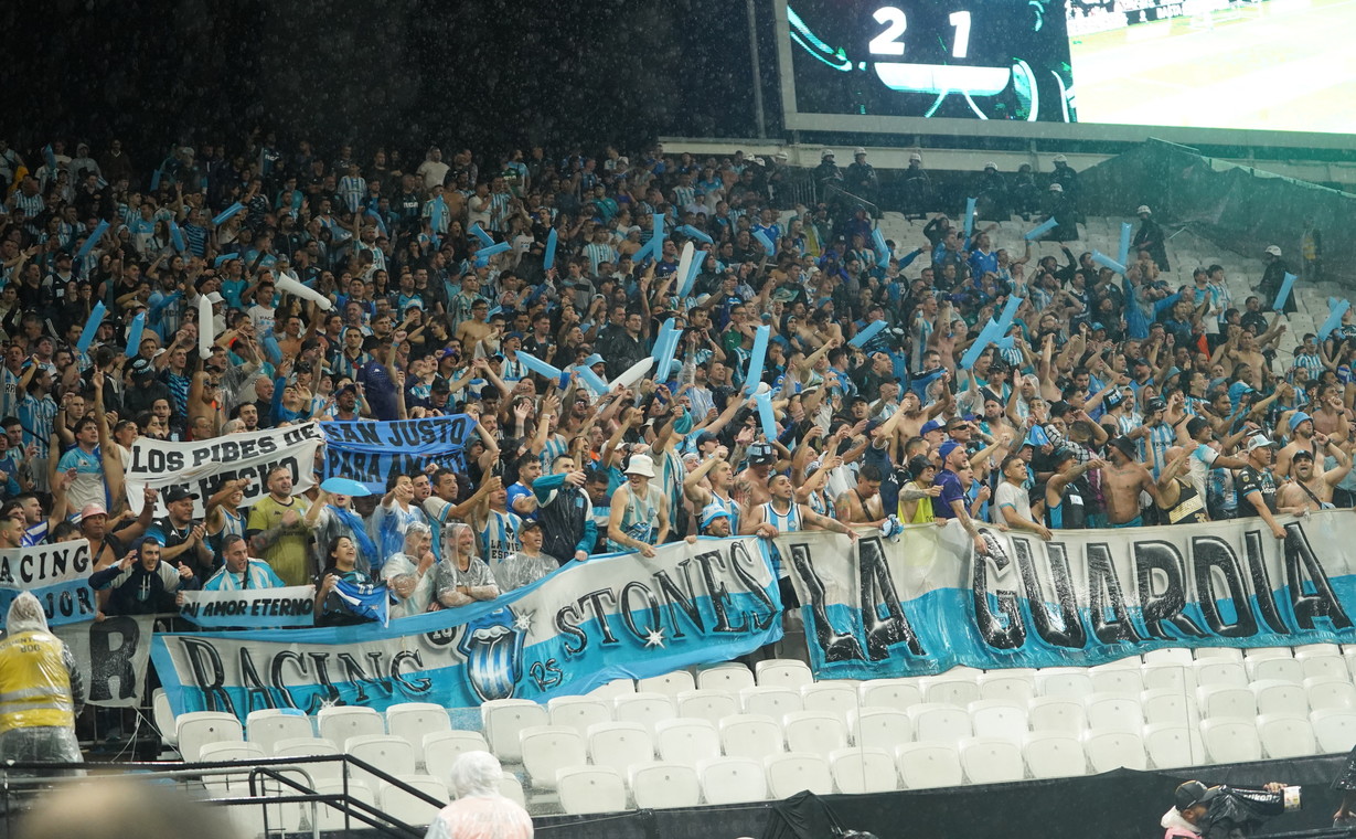 Video: Corinthians denuncia gestos racistas de hinchas de Racing en Brasil