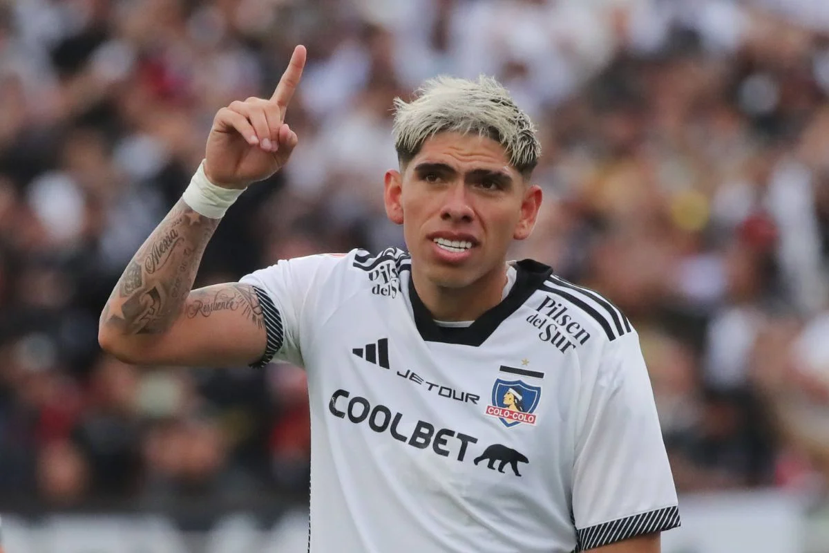 La burla de Carlos Palacios a la ‘U’ por denuncia contra Colo Colo y Jorge Almirón