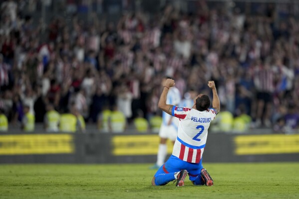 (Goles) Paraguay se hace fuerte como local y vence 2-1 a Argentina