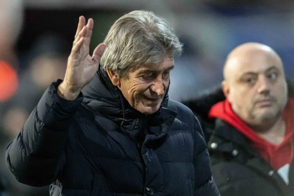 «Indigno»: Prensa española lapida a Manuel Pellegrini tras dura caída del Betis en Conference League